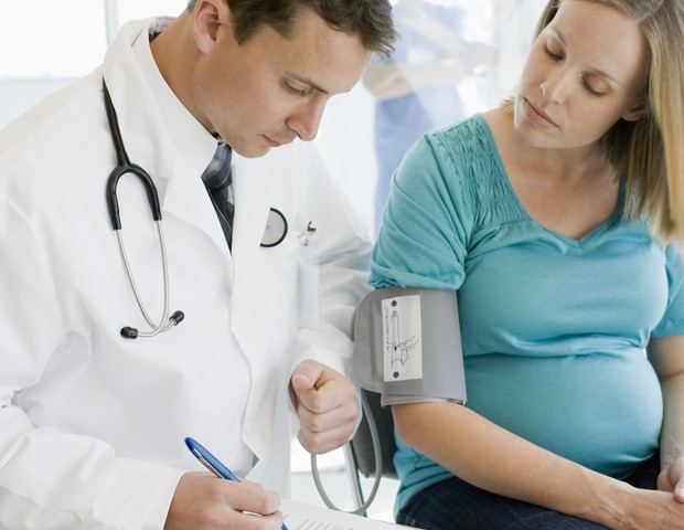Consulta médica; consultório; pressão arterial; pré-natal; (Foto: Thinkstock)