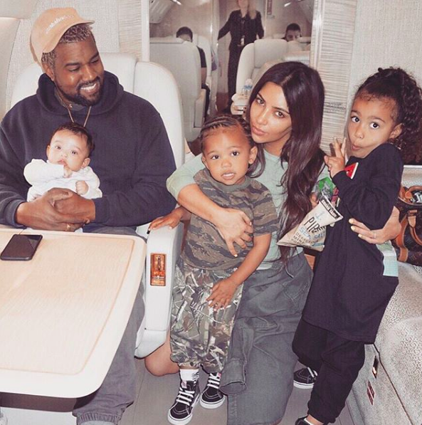 A família reunida, em foto postada por Kim Kardashian no final de abril (Foto: Reprodução / Instagram)