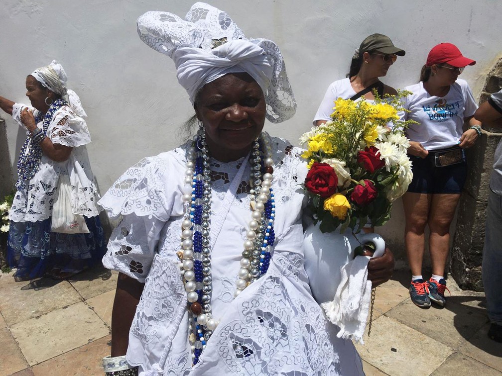 Baiana Maria Silva participa da Lavagem do Bonfim há 20 anos — Foto: Phael Fernandes/ G1
