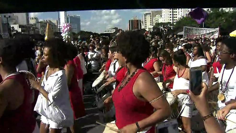 Mulheres prestam homenagem à Marielle Franco (Foto: Reprodução/GloboNews)