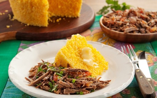 Fácil de preparar, cuscuz com carne desfiada tem gostinho brasileiro