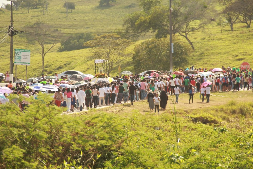 Com homenagem a Santa Dulce dos Pobres, romeiros caminham 4km em Candeias, na Bahia — Foto: Pastoral da Comunicação- Santuário Nossa Senhora das Candeias