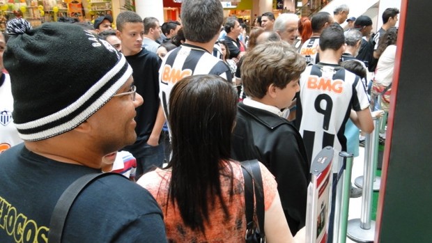 Atleticanos fazem fila para ver a taça do Mundial; cruzeirenses vão 'secar