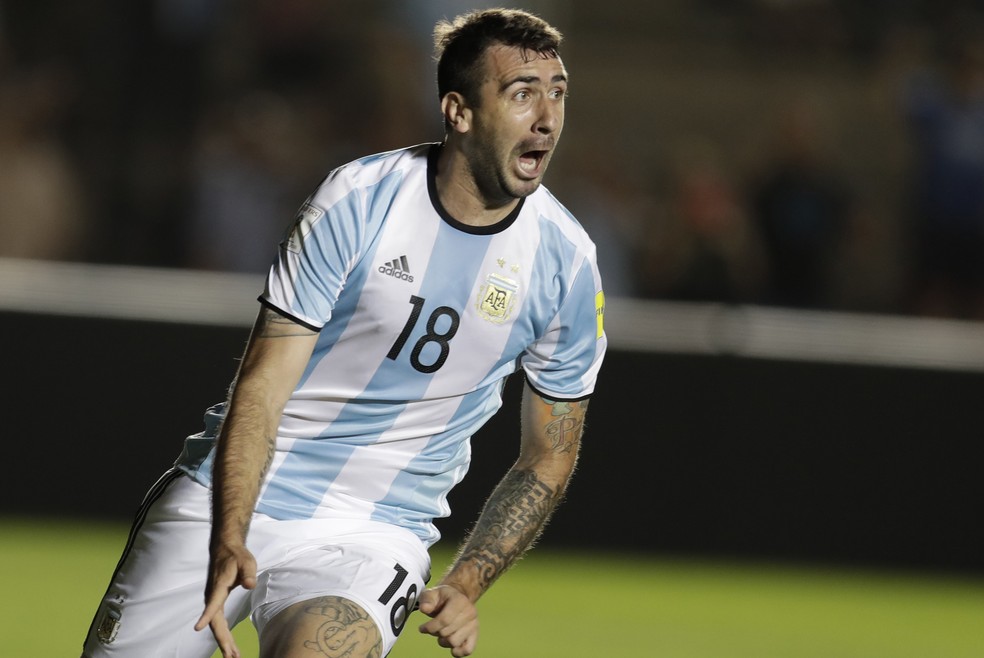 O último gol de Pratto pela Argentina foi na vitória por 3 a 0 sobre a Colômbia (Foto: AP )