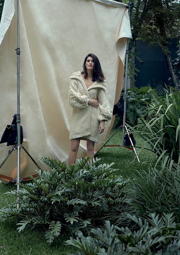 A ex-modelo e apresentadora Isabella Fiorentino no jardim de sua casa, em São Paulo (Foto: Manuel Nogueira)