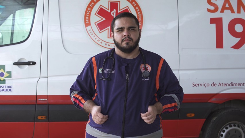 O paramédico Caio José Batista, que compartilha sua história em Transversais  (Foto: Juno Braga e Linga Acácio/Divulgação)