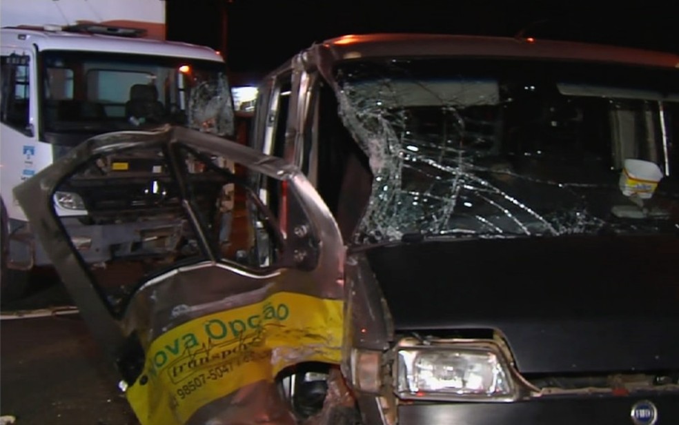 Acidente envolveu van escolar e caminhão no Jardim Petrópolis, em Goiânia — Foto: TV Anhanguera/Reprodução
