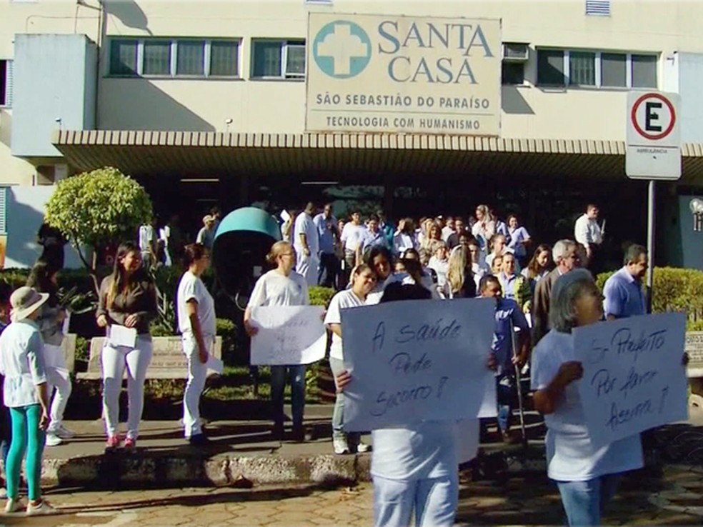 Funcionários da Santa Casa de São Sebastião do Paraíso fizeram manifesto no auge da crise em 2016 (Foto: Reprodução EPTV)
