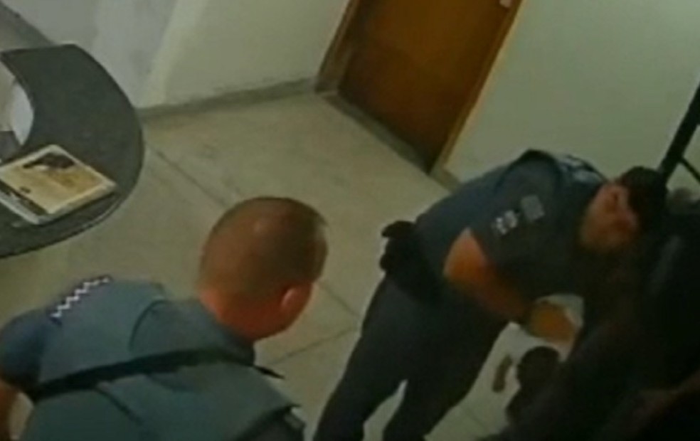 PMs salvam bebê engasgado, em Bauru (SP) — Foto: Polícia Militar/Divulgação
