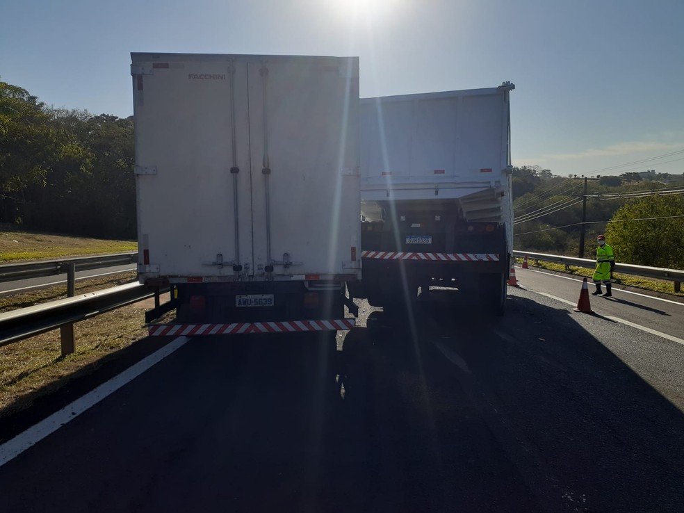 Caçamba se desconectou de caminhão-trator e prejudicou trânsito na Rodovia Raposo Tavares, em Presidente Prudente, na tarde desta quarta-feira (21) — Foto: Betto Lopes/TV Fronteira