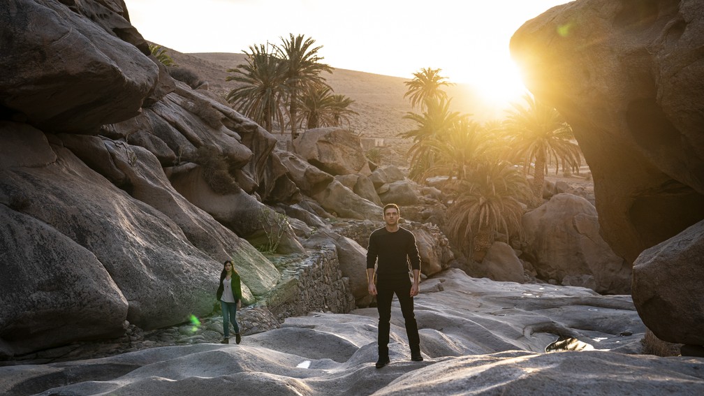 Gemma Chan e Richard Madden em cena de 'Eternos' - olha que visual — Foto: Divulgação