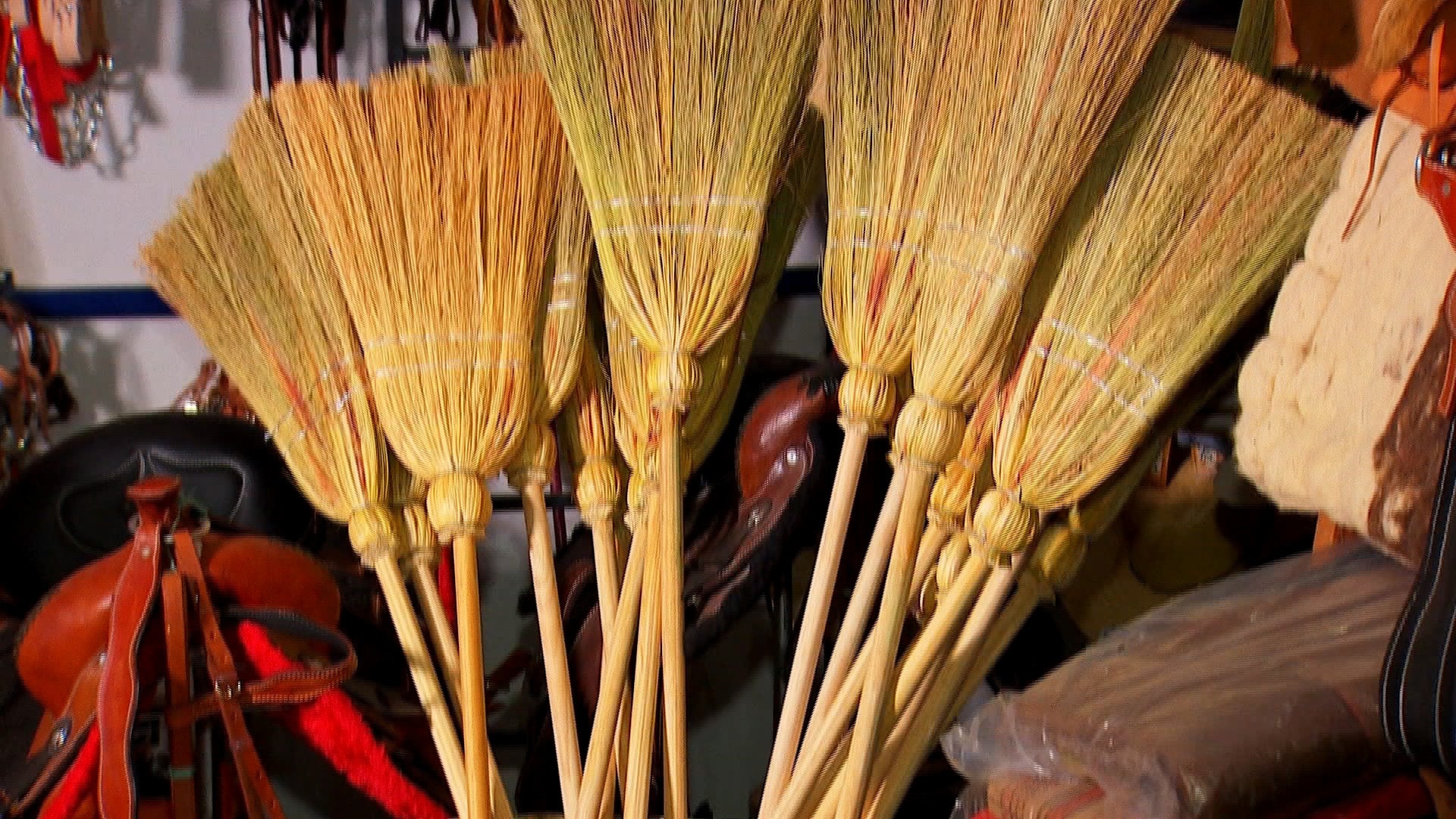 Fabricação de vassoura caipira é tradição no Interior de SP 