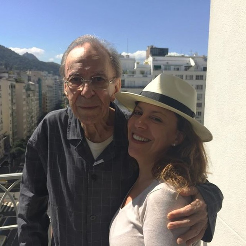 João Gilberto com a filha Bebel Gilberto em 2015 — Foto: Reprodução / Instagram Bebel Gilberto