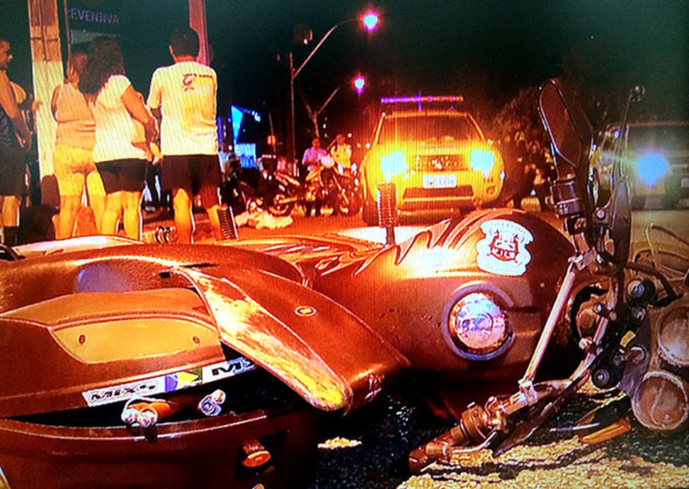 Motocicleta de James ficou destruída com a força da batida. Ele morreu.  (Foto: Reprodução/Inter TV Cabugi)