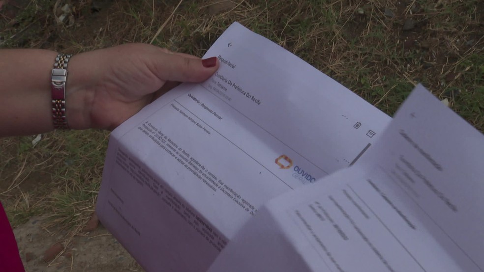 Moradora mostrou ofícios de pedidos à Prefeitura do Recife — Foto: Reprodução/TV Globo
