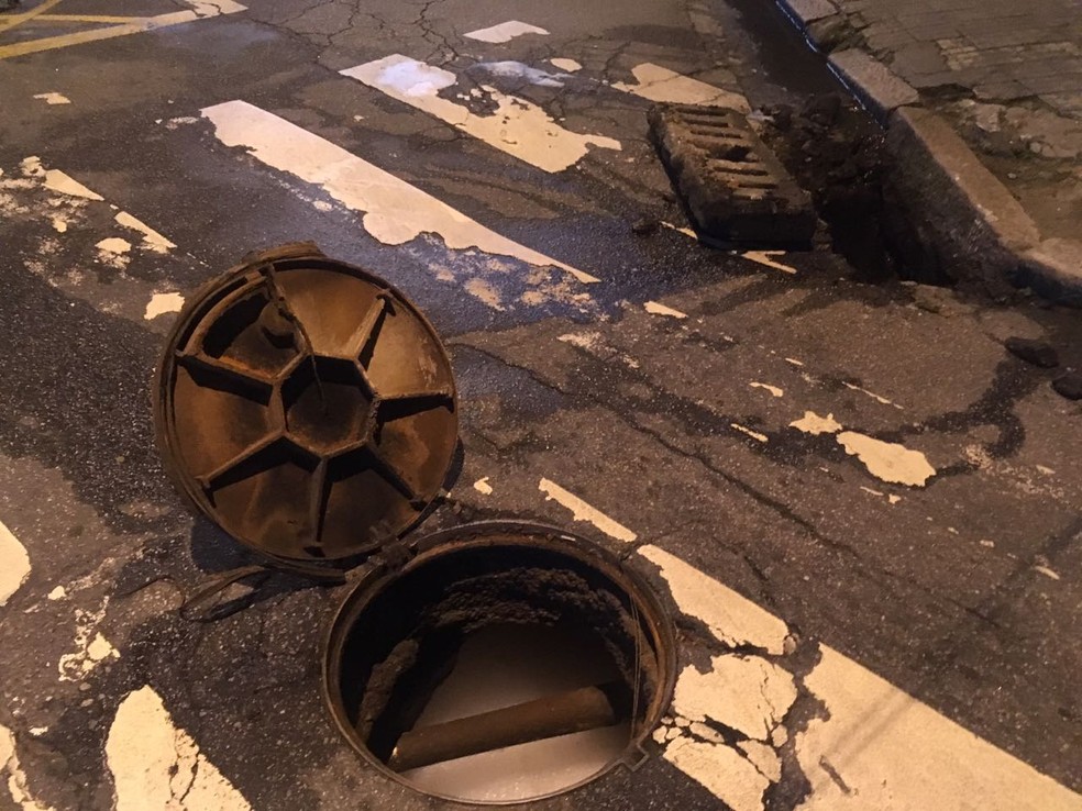 Tampas das galerias foram abertas para evitar o risco de explosão. (Foto: Solange Freitas/G1)