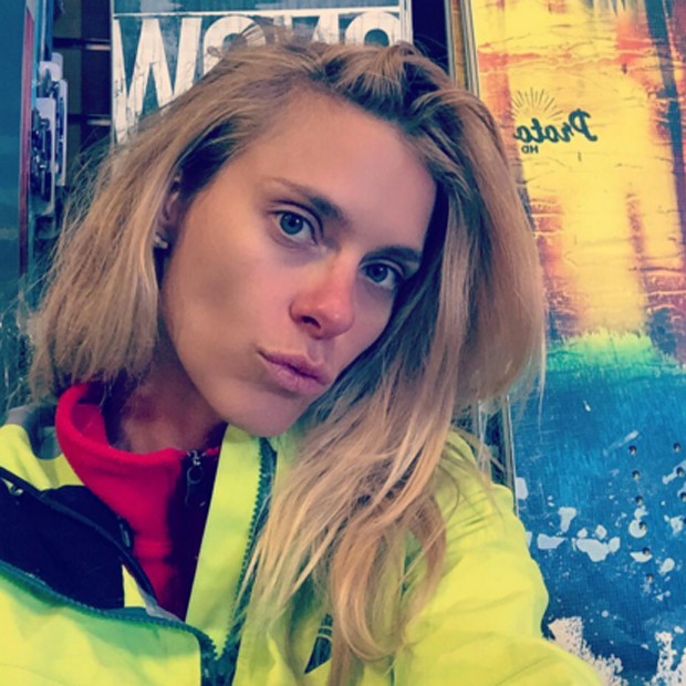 Carolina Dieckmann Posa Com Look De Férias Pronta Para Esquiar Quem