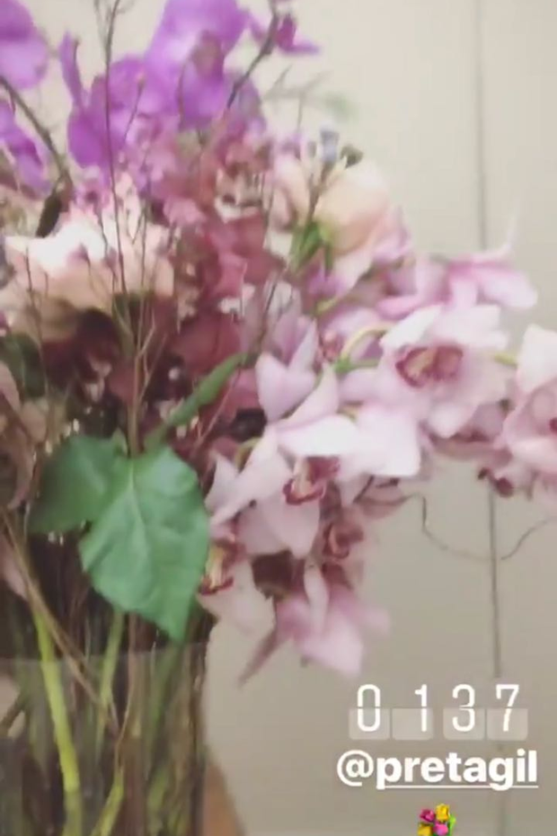 Rodrigo Godoy tenta conquistar Preta Gil com flores após chegar em casa de madrugada (Foto: Reprodução/Instagram)