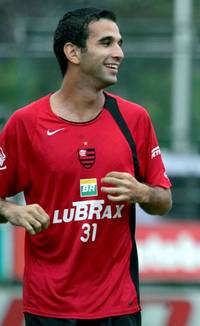 Ex-jogador Léo Medeiros é eleito prefeito em Minas Gerais após passagem vitoriosa no futebol