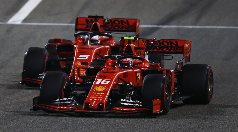 Leclerc partiu para cima de Vettel para recuperar a liderança — Foto: Getty Images