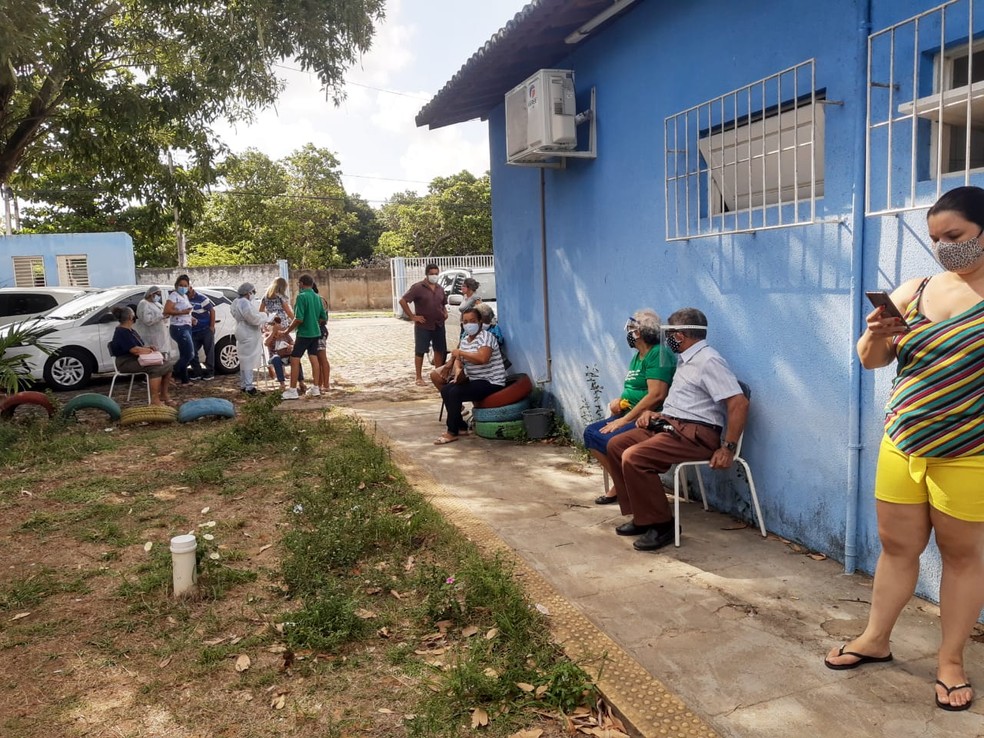 Idosos aguardam vacinação da UBS do Panatis, em Natal — Foto: Lucas Cortez/Inter TV Cabugi