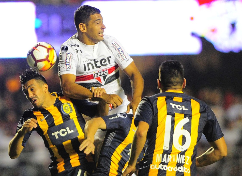 Diego Souza fez o gol da vitória sobre o Rosario Central, na primeira fase da Copa Sul-Americana (Foto: Marcos Ribolli)