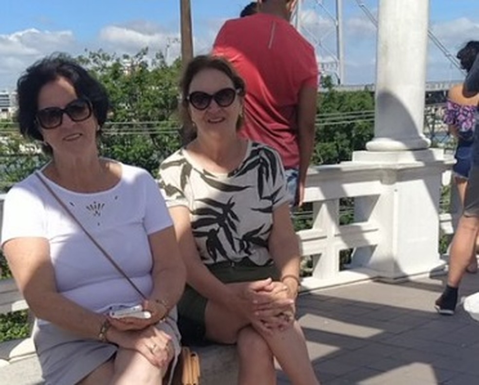 Vera (D) e a sobrinha Valdete marcaram presença na reabertura ponte — Foto: Valéria Martins/G1 SC