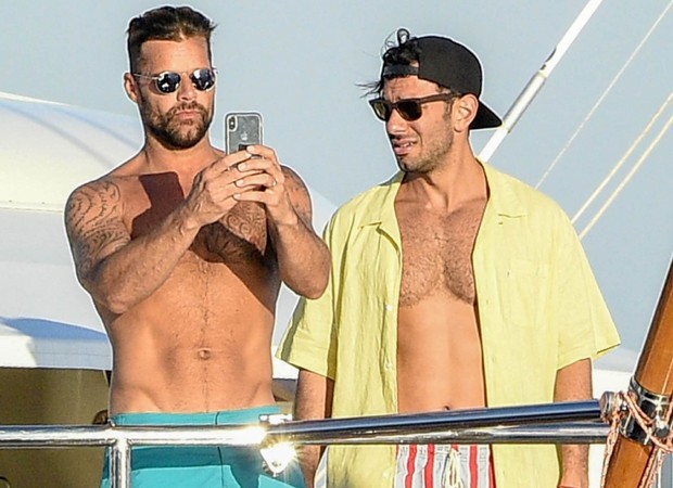 Ricky Martin curte férias com o marido  (Foto: Backgrid)