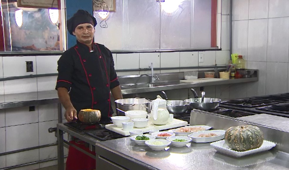 H&aacute; vaga para cozinheiro de restaurante (foto tirada antes da pandemia de covid-19).  &mdash; Foto: Reprodu&ccedil;&atilde;o