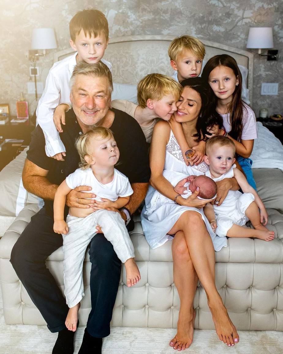 Hilaria e Alec Baldwin postam primeira foto com os sete filhos reunidos