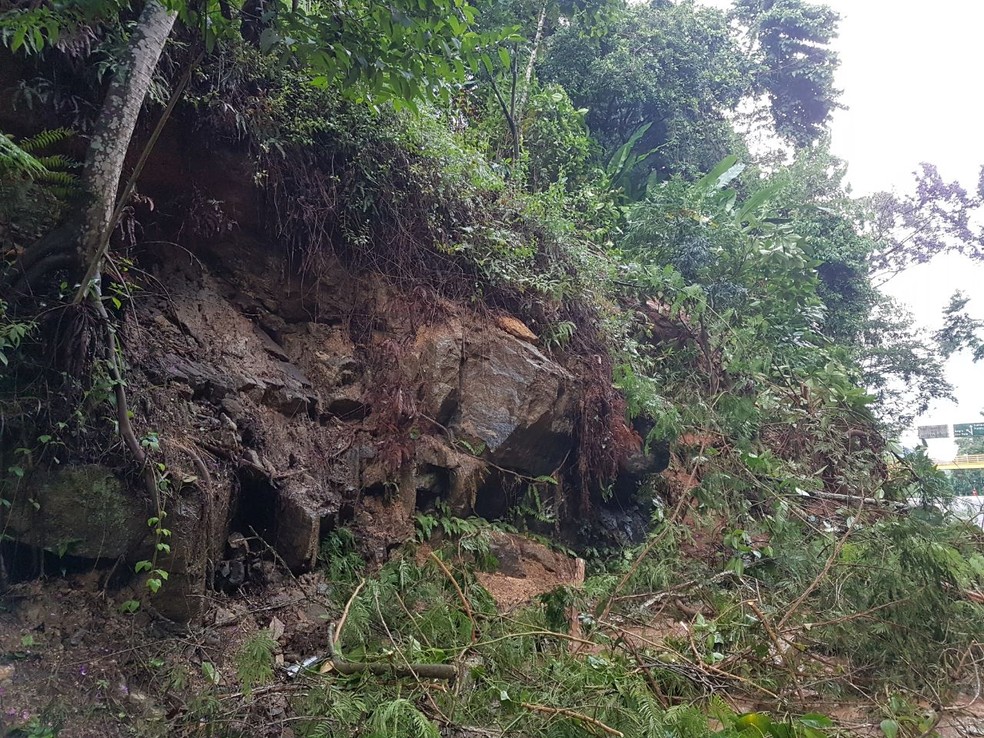 Deslizamento de terra afeta o trânsito na BR-101, em Angra dos Reis (Foto: Rachel Lemos/TV Rio Sul)