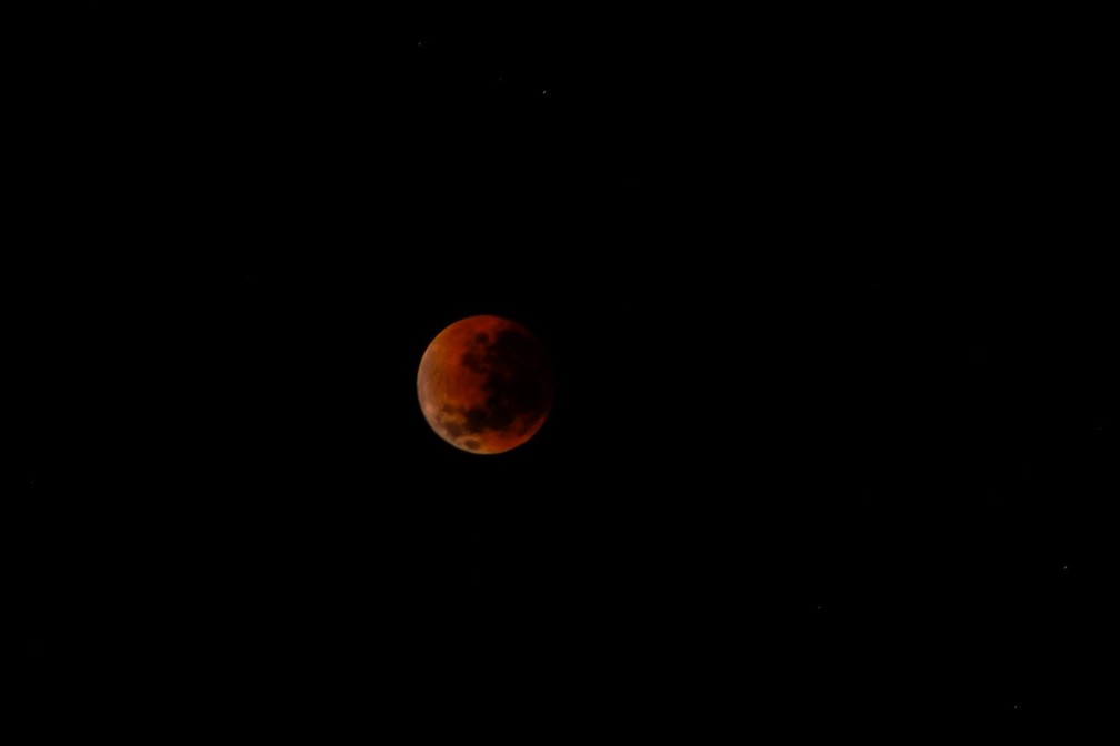 Fotógrafo de Itapoá, no Norte catarinense, registrou eclipse lunar na noite de segunda-feira  — Foto: Julio Penteriche/PraiaDeItapoá