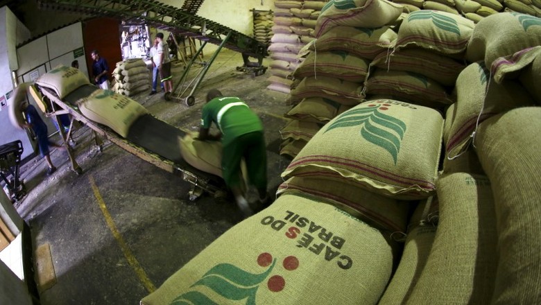 Sacas de café para exportação em Santos (SP) 10/12/2015 (Foto: REUTERS/Paulo Whitaker)