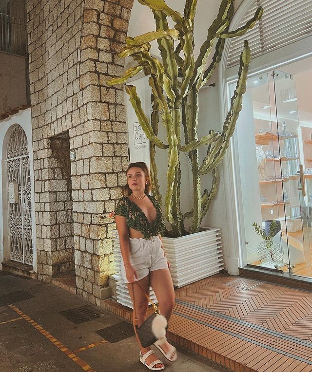 Larissa Manoela abre álbum em Capri (Foto: Instagram / Reprodução)