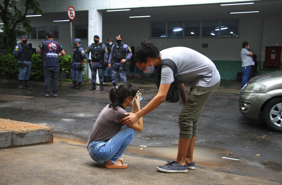 Mulher, cujo pai está hospitalizado com covid-19, chora durante um protesto em meio à nova pandemia de coronavírus fora do Hospital 28 de Agosto, em Manaus
