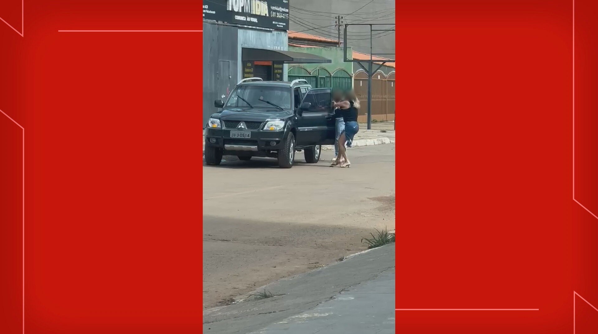 VÍDEO: mulheres reagem a assalto e tentam impedir roubo de carro em Taguatinga, no DF