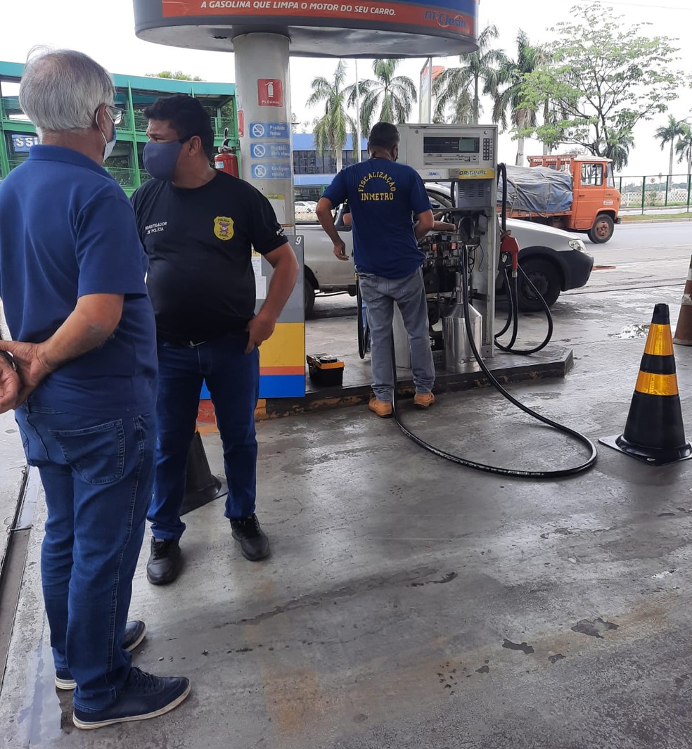 Fiscais passaram por cinco postos de combustível de Cuiabá  — Foto: Ipem-MT