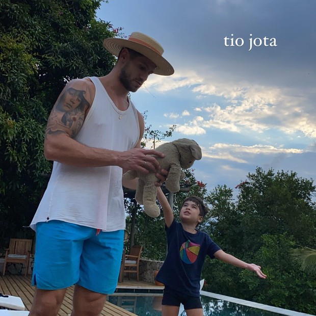 Jonas Sulzbach brinca com Lucca, filho de Aline Gotschalg e Fernando Medeiros (Foto: Reprodução/Instagram)