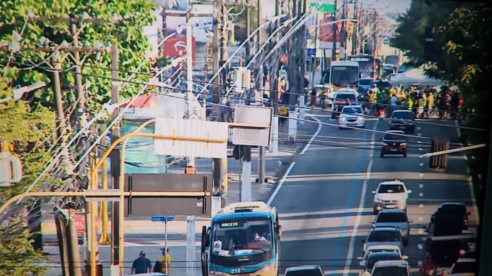 Apoiadores de Bolsonaro protestam na Avenida Fernandes Lima, em Maceió — Foto: Reprodução/TV Gazeta