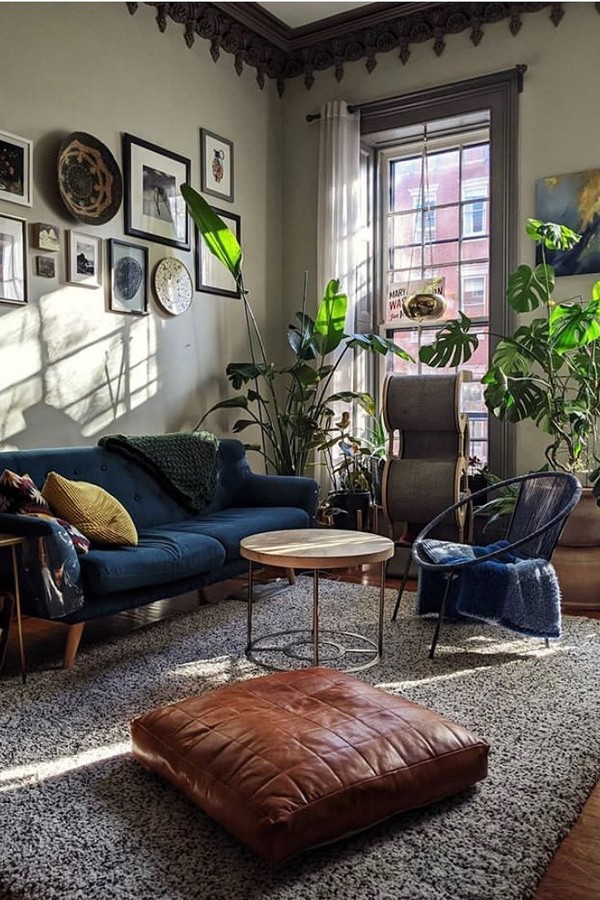 Décor do dia: sala de estar escura na tendência urban jungle - Casa Vogue