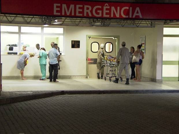 Movimentação na porta do hospital após tiroteio na Cidade de Deus (Foto: Reprodução)