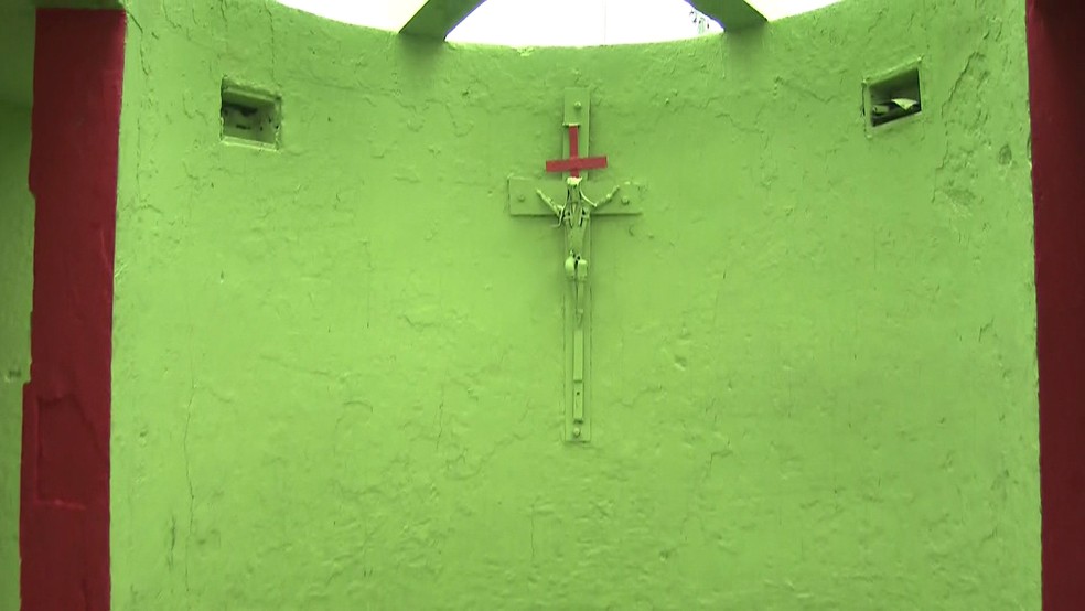 Cruz de capela foi pintada de verde junto com as paredes (Foto: Reprodução/TV Globo)