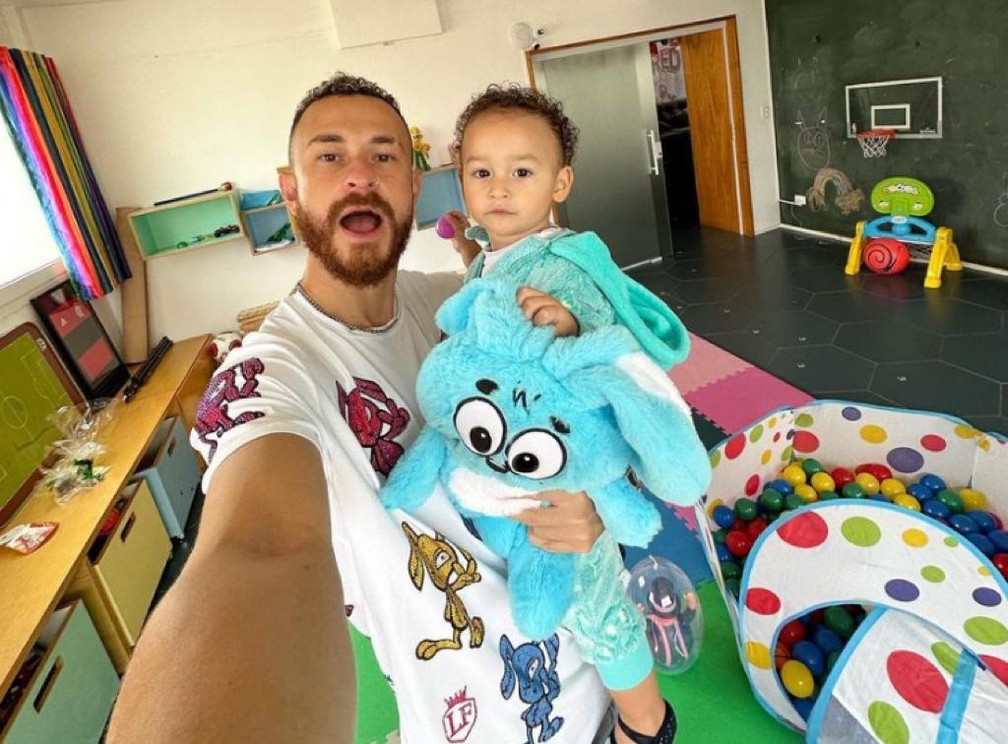 Fred e o filho Cris na Páscoa — Foto: Reprodução Instagram