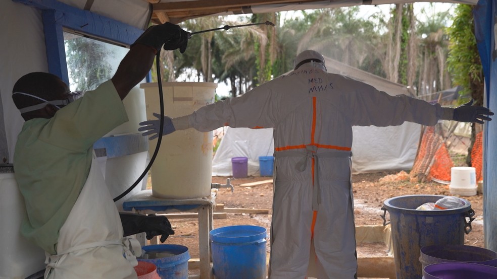 Profissional da saúde passa por processo de descontaminação em centro de triagem — Foto: Reprodução/TV Globo