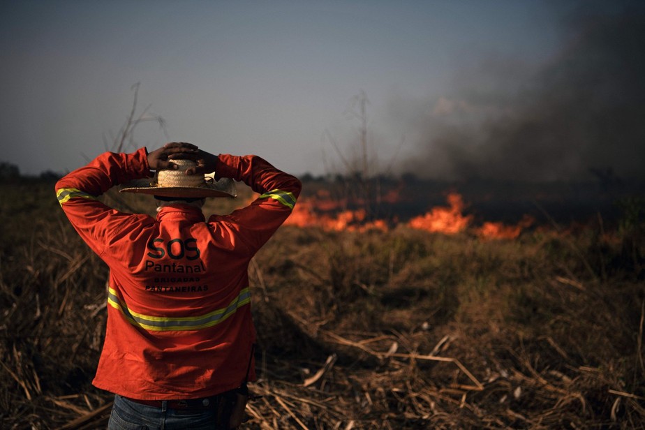 Bombeiro observa chamas em Porto Jofre, no Pantanal, no Mato Grosso