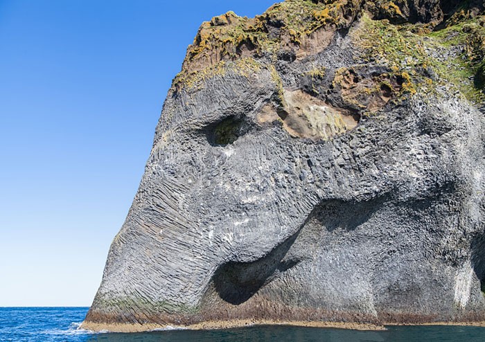 Formação rochosa que parece um elefante emerge na Islândia