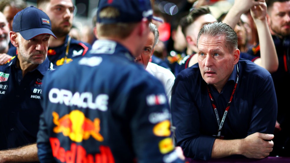 Jos Verstappen conversa com filho, Max, após o GP da Arábia Saudita — Foto: Dan Istitene - Formula 1/Formula 1 via Getty Images