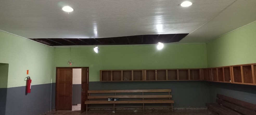 Forro desaba em um dos vestiários do estádio Floresão — Foto: Divulgação/Blog do Chico Pontes