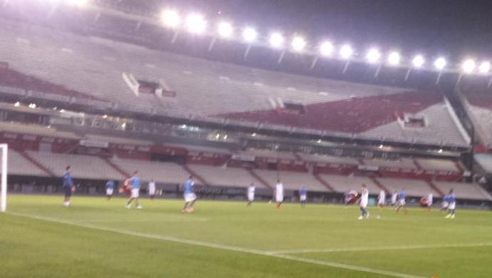 Diretoria do River Plate segura imprensa em treino do Cruzeiro e time trabalha bolas paradas
