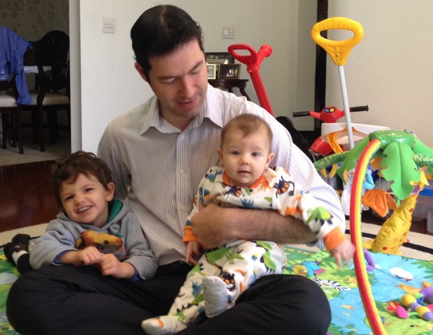 Sammy Schlesinger e os filhos: home office deixa família mais próxima (Foto: Arquivo Pessoal )